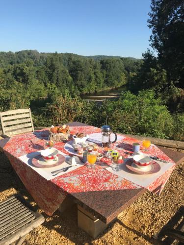 - une table de pique-nique avec de la nourriture et des boissons dans l'établissement Le Relais des galets, à Domme