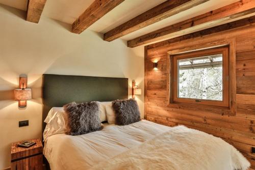 Ένα ή περισσότερα κρεβάτια σε δωμάτιο στο HelloChalet - Chalet Seventy One - Larger Family Ski Chalet in the center