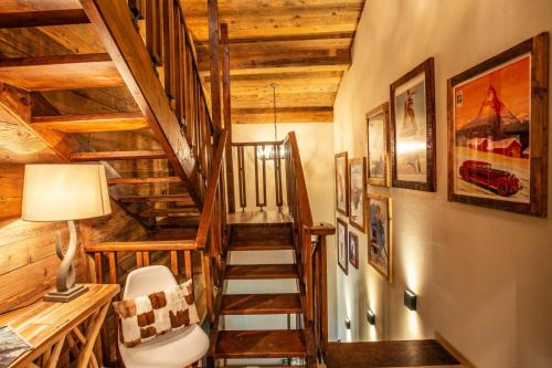 Χώρος καθιστικού στο HelloChalet - Chalet Seventy One - Larger Family Ski Chalet in the center
