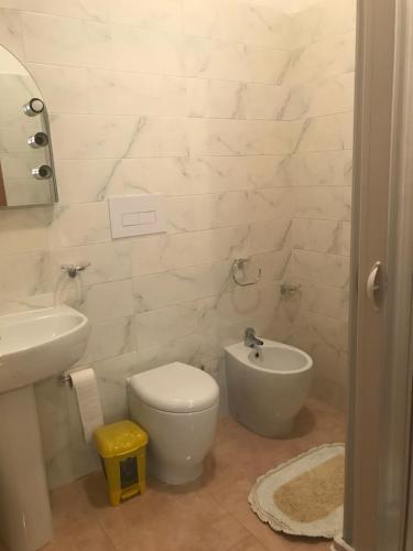 uma casa de banho branca com um WC e um lavatório em Il Convivio Affittacamere em Rofrano