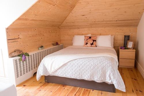 Кровать или кровати в номере Auberge de la Visitation