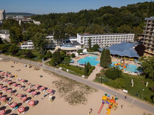 uma vista aérea de um resort com uma piscina e uma praia em Kaliakra Mare Hotel - Ultra All Inclusive em Albena