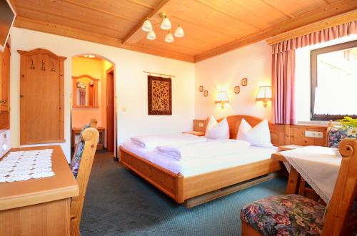 um quarto de hotel com uma cama e uma mesa em Haus Magdalena em Abtenau