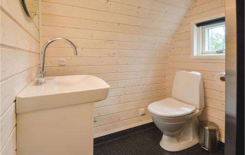 La salle de bains est pourvue d'un lavabo blanc et de toilettes. dans l'établissement Nice Apartment In Nrre Nebel With Wifi, à Nørre Nebel