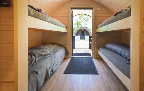 a room with two bunk beds in a cabin at Gorgeous Apartment In Nrre Nebel With Wifi in Nørre Nebel