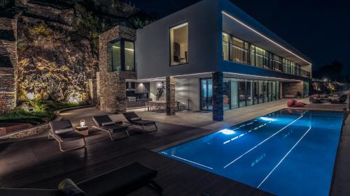 an image of a house with a swimming pool at Encostas da Baronesa in Alijó