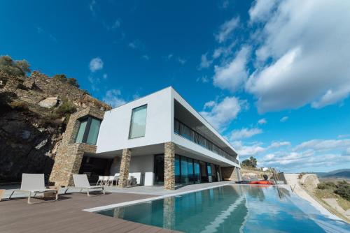 a house on a hill with a swimming pool at Encostas da Baronesa in Alijó