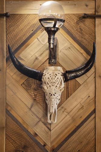 a skull with horns on a wooden floor at Résidence Les Balcons de Val Thorens & Spa in Val Thorens