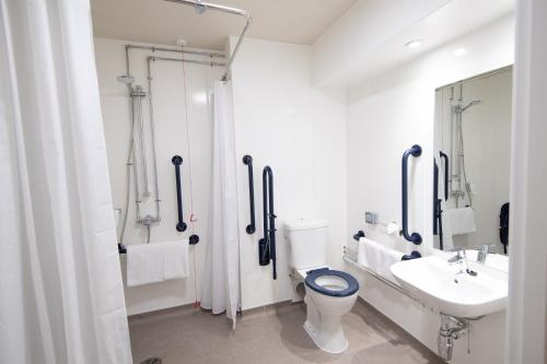 Phòng tắm tại Paisley Pear, Brackley by Marston's Inns