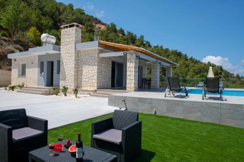 Villa con piscina y patio en Paradise Blue Villa, en Pomos