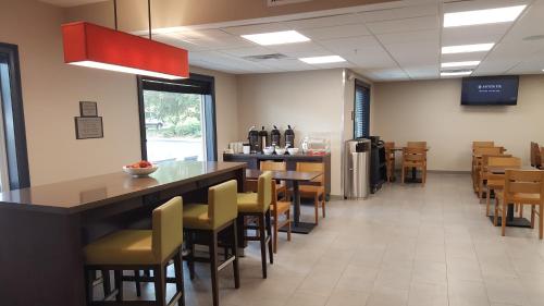 Restaurace v ubytování Country Inn & Suites by Radisson, Savannah Midtown, GA