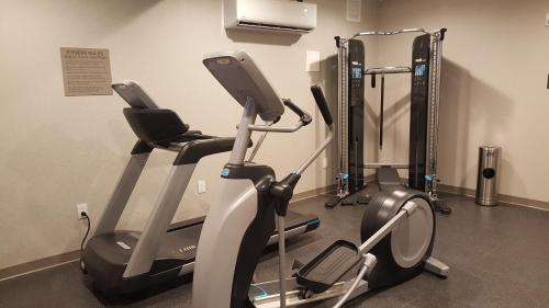Fitness centrum a/nebo fitness zařízení v ubytování Country Inn & Suites by Radisson, Savannah Midtown, GA