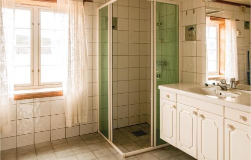 een badkamer met een wastafel en een douche bij Beautiful Home In Tynset With Kitchen in Tynset