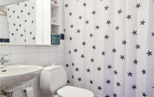 een badkamer met een wit toilet en zwarte sterren aan de muur bij Stunning Apartment In Hovden I Setesdal With House A Mountain View in Hovden