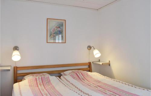 Un dormitorio con una cama con dos luces. en 1 Bedroom Stunning Home In Grevie, en Grevie