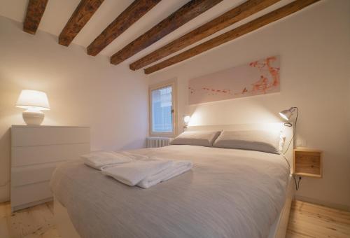 - une chambre avec un lit blanc et une fenêtre dans l'établissement Museums District, à Venise