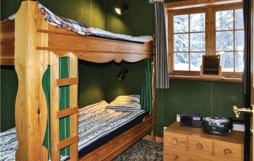 een slaapkamer met een stapelbed met een camera erop bij Cozy Home In Lima With Wifi in Lima