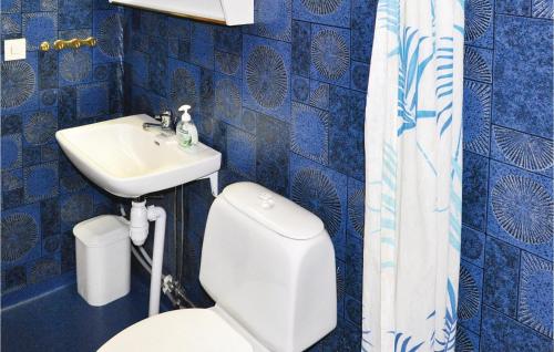 a bathroom with a toilet and a sink at Nice Home In Lima With 1 Bedrooms And Wifi in Lima