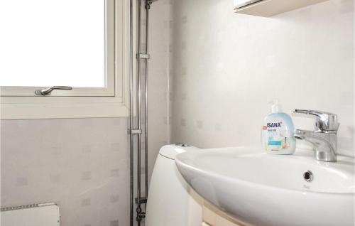 Et badeværelse på Cozy Home In Ljungby With Kitchen