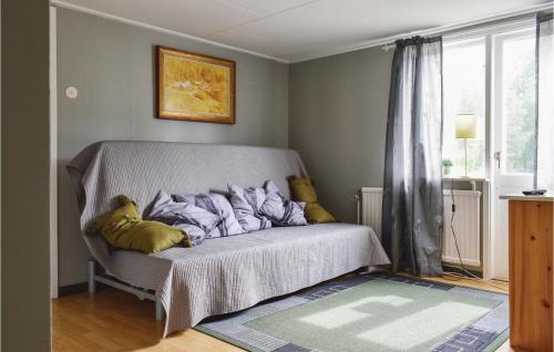 1 dormitorio con cama con almohadas y ventana en Amazing Home In Torup With 2 Bedrooms And Wifi, en Torup