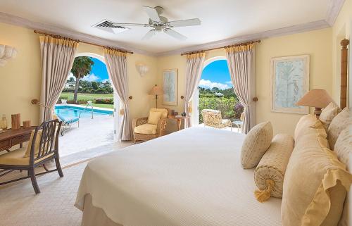 um quarto com uma cama e vista para uma piscina em Royal Westmoreland Benjoli Breeze, Palm Ridge 10 by Island Villas em Saint James