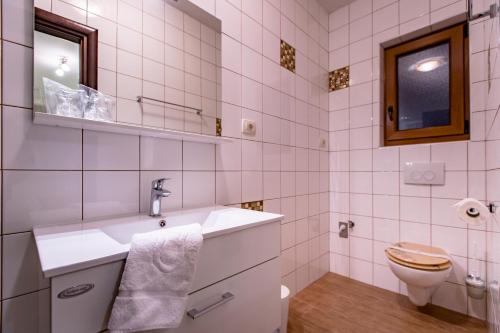 a bathroom with a sink and a toilet at Mare E Sabbia in Lopar
