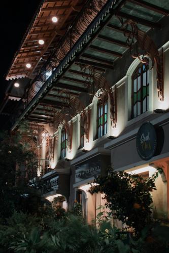 El edificio en el que está la habitación en casa particular