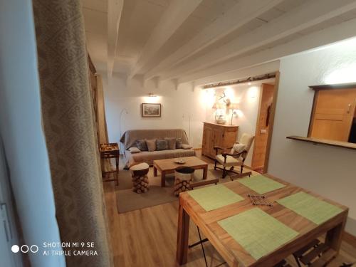 un soggiorno con divano e tavolo di Chez Rosine a Saint-Sauveur-sur-Tinée