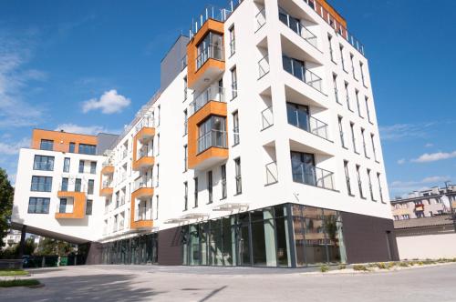 un edificio blanco con balcones naranjas en una calle en Apartament Marzanna II, en Sandomierz