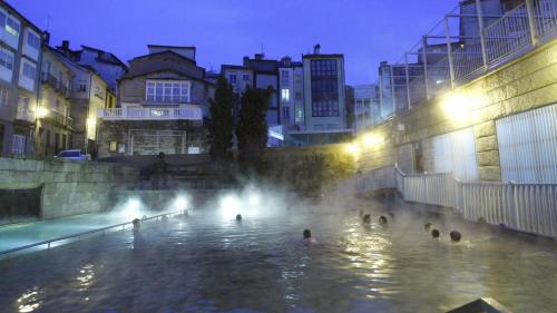 オウレンセにあるDúplex Plaza Saco y Arceの夜の噴水泳
