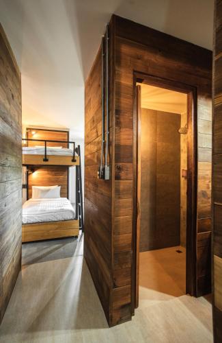 Ein Bett oder Betten in einem Zimmer der Unterkunft J Jacuzzi Villa Ranong
