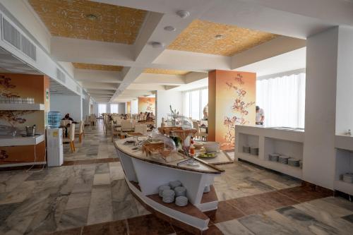 een grote kamer met een grote boot op de vloer bij Hotel Cartagena Dubai in Cartagena