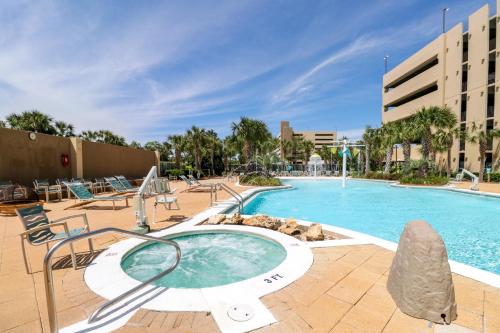 einen Pool mit Whirlpool in einem Resort in der Unterkunft Emerald Beach Resort in Panama City Beach