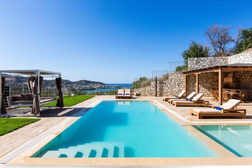 Piscina de la sau aproape de Paris Villa, with Pool, BBQ, Playground & SeaViews, By ThinkVilla