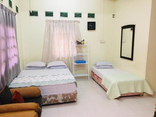 Katil atau katil-katil dalam bilik di ABAH HOMESTAY Kuala Terengganu