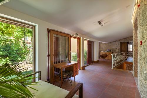 uma sala de estar aberta com uma mesa e cadeiras em Casa do Eido - sustainable living & nature experiences em Valdosende