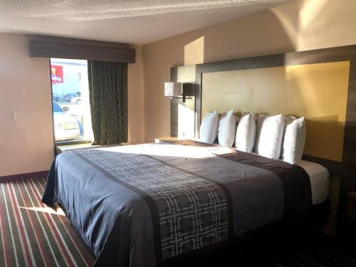 een hotelkamer met een groot bed en een raam bij Legacy Inn - Gallatin in Gallatin