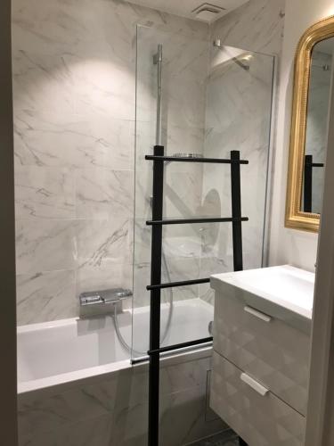 ein Badezimmer mit einer Dusche und einer weißen Badewanne in der Unterkunft Alexandra 405 in De Panne