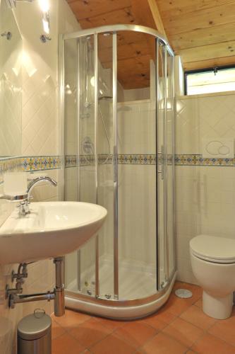 a bathroom with a shower and a sink and a toilet at Casa Falcone B&B in Scala