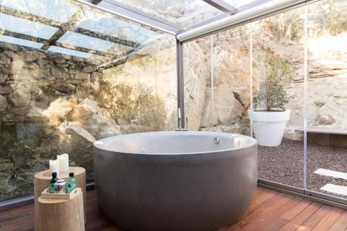 eine große Badewanne im Bad mit Fenster in der Unterkunft El Recer de Masia Serra in Cantallops