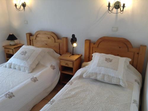 Un pat sau paturi într-o cameră la Villa L'Adret et sa piscine