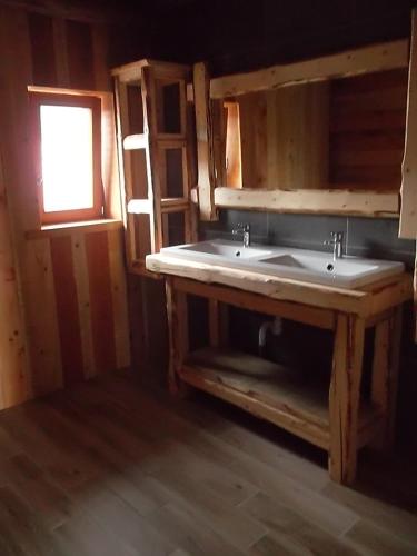 - une salle de bains avec lavabo dans une cabine avec fenêtre dans l'établissement gîte 8 personnes 