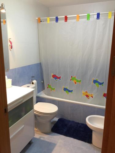 baño con cortina de ducha con dinosaurios en Apartamento en Residencial La Isla, en Puerto de Mazarrón