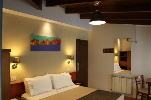 a hotel room with a bed and a mirror at Hotel Viena in Córdoba