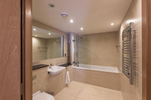 Vonios kambarys apgyvendinimo įstaigoje Lovely 2 Bed 2 Bath Apartment Central London