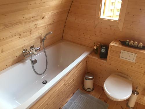 ein Bad mit einer Badewanne und einem WC in der Unterkunft Het Koningshofje in Neerpelt