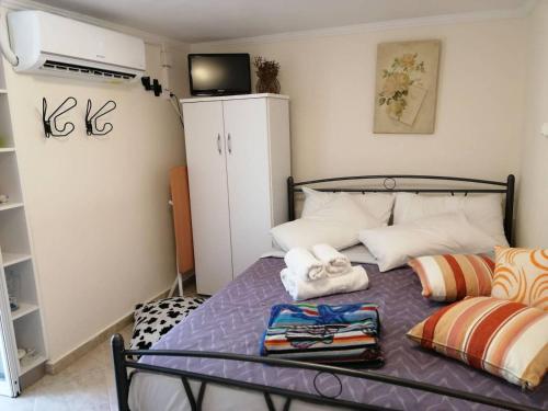 een slaapkamer met een bed met handdoeken erop bij Rodomelo Cute Studio 1 in Leonidion