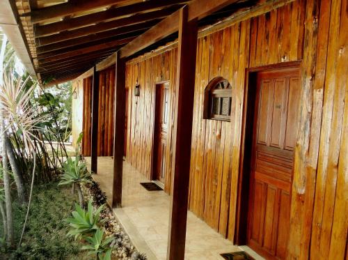 a wooden house with a wooden door and a hallway at Hotel Serra Everest in Nova Friburgo