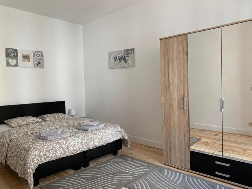 - une chambre avec un lit et une porte coulissante en verre dans l'établissement Modern Apartment First Floor, à Bruxelles