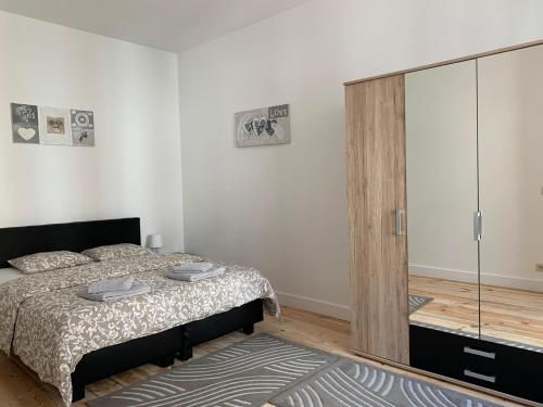 Un dormitorio con una cama y una puerta corrediza de vidrio. en Modern Apartment First Floor, en Bruselas